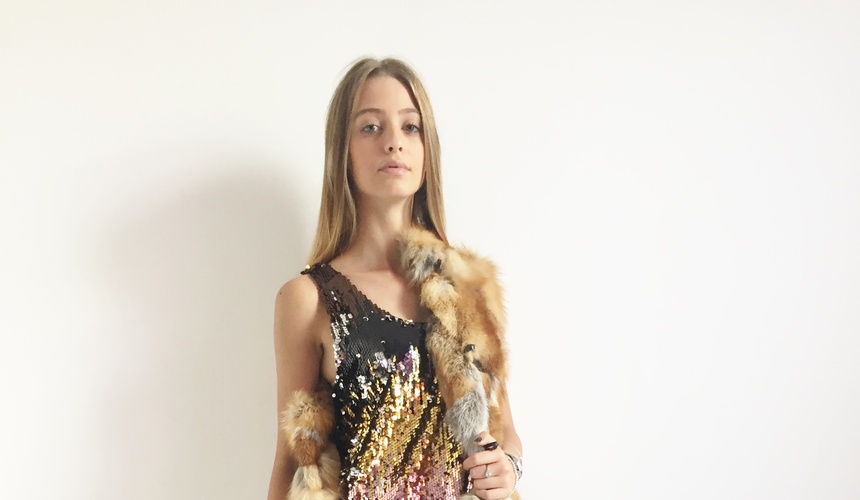 Canotta in paillettes su pants ecopelle e gilet in volpe patcwork.
