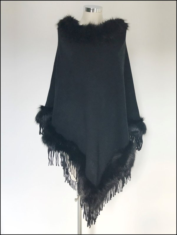 Poncho nero con bordature in volpe ecologica e frange.