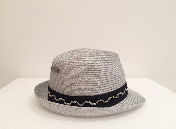 Cappello argentato con fascia nera e catena in metallo.