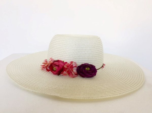 Cappello in paglia beige con fiori applicati.