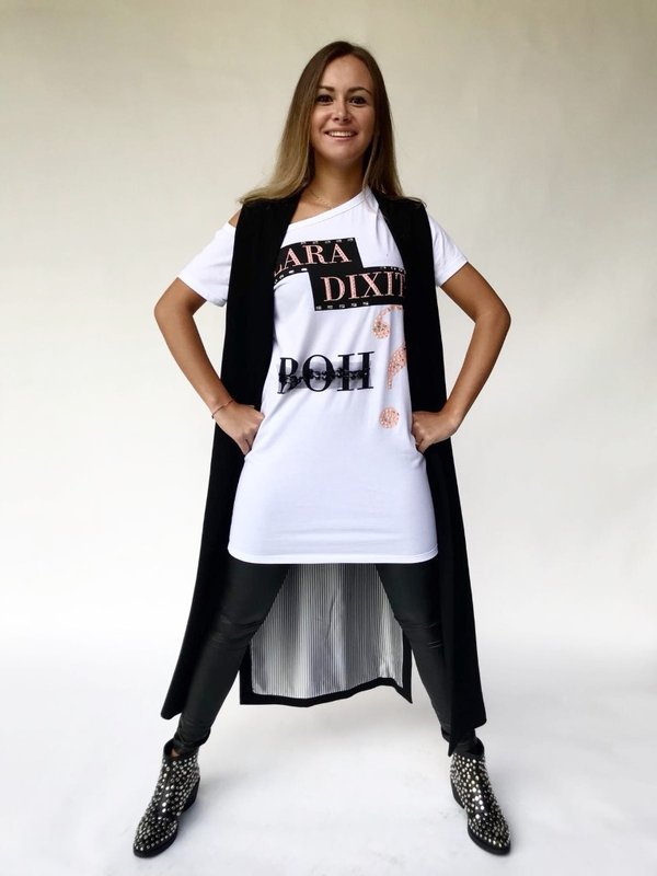 Gilet lungo nero Memjs con t-shirt bianca stampa LARA Gil Santucci e leggings ecopelle Vicolo.