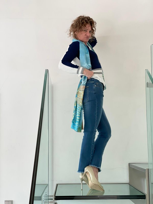 Jeans zampetta con twinset blu e foulard 