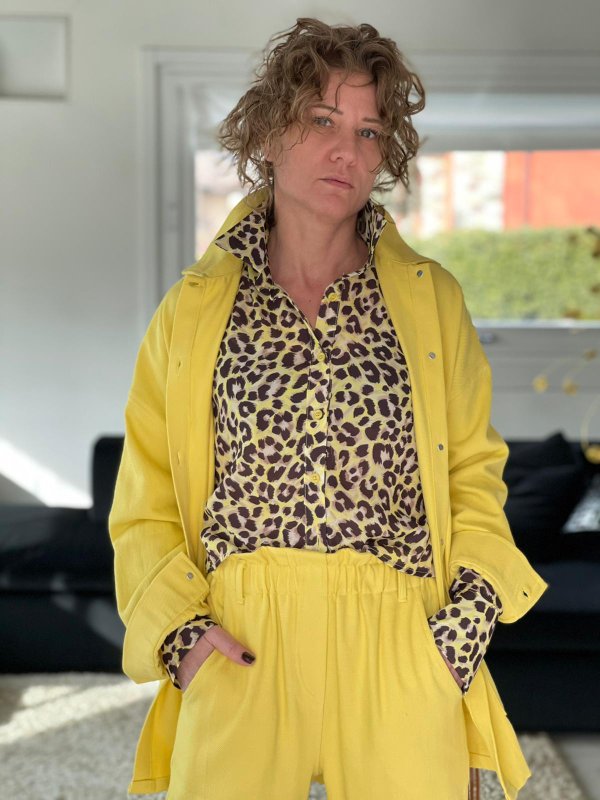 Camicia animalier con giacca e baggy giallo.