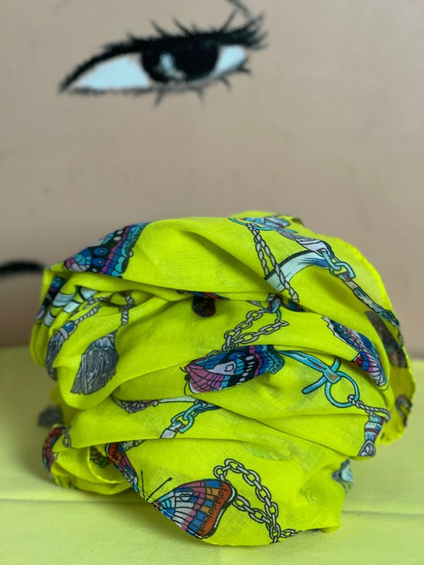 Foulard giallo  fantasia catene e farfalle.