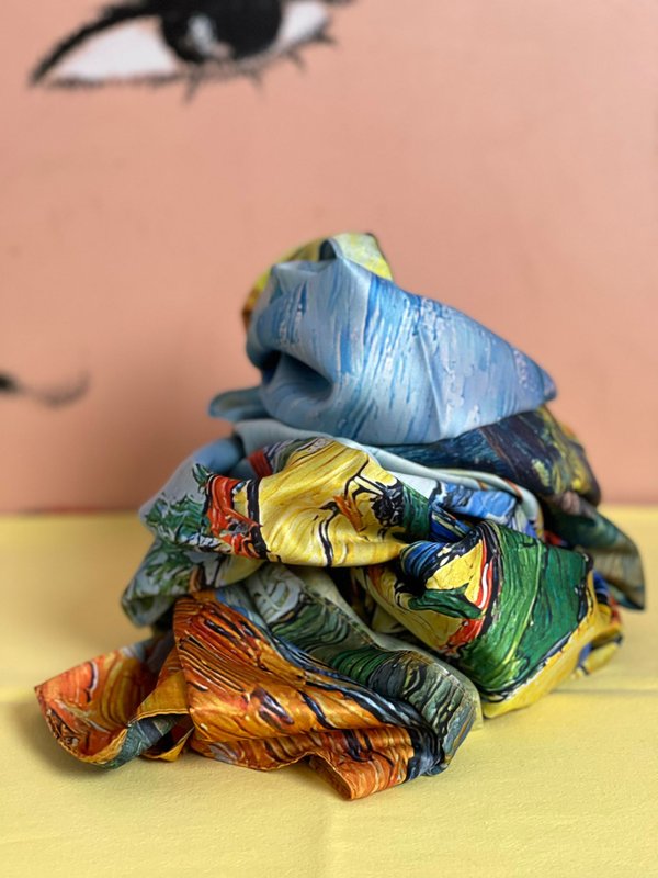 Foulard ispirato ai dipinti d'autore.