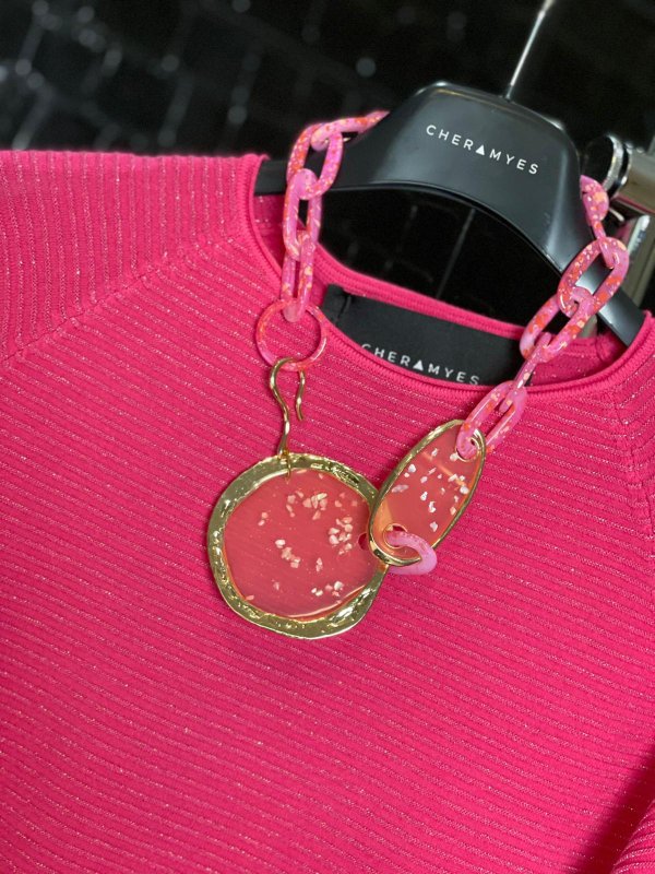 Pietre rosa e catena tono su tono, per una collana che sa farsi notare.