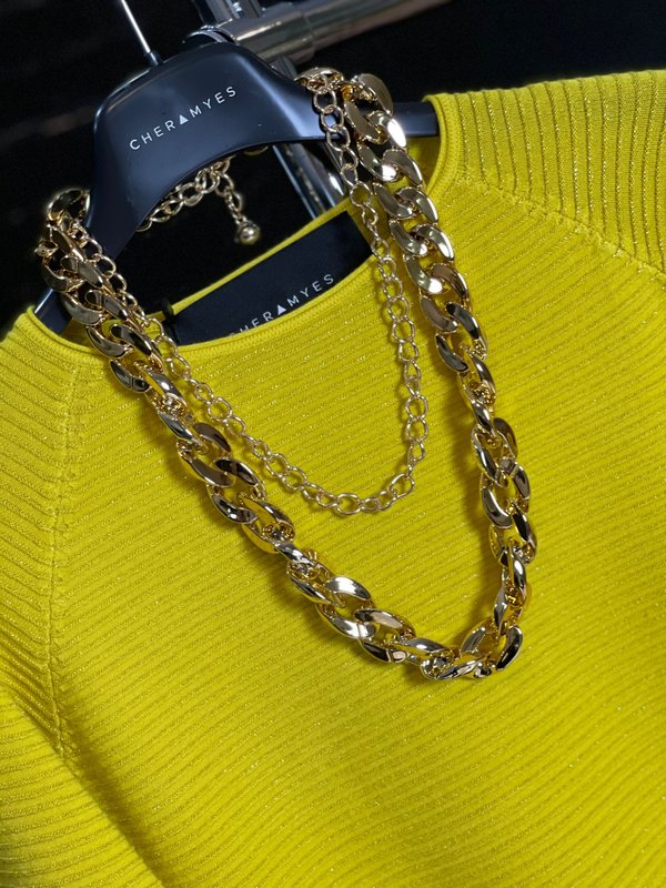 Doppia catena per questa luminosa collana dorata.
