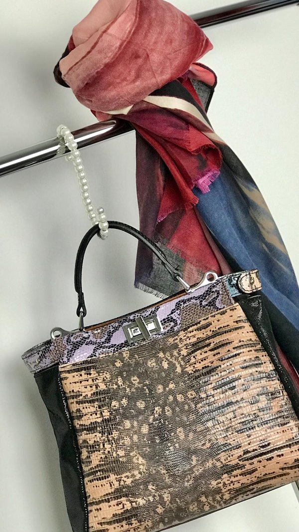 Colore brillante, pashmina con frange e borsa abbinata.