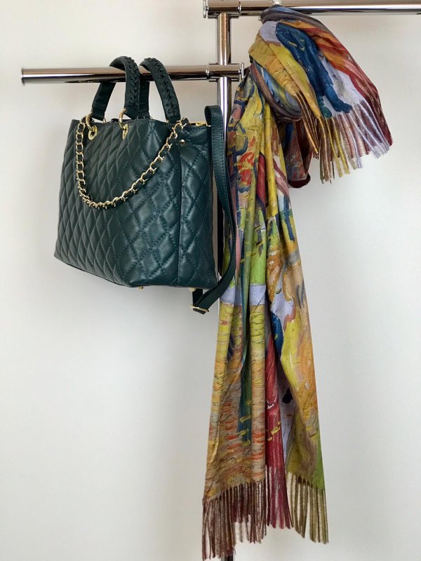 Colore di tendenza, pashmina con frange e borsa matelassè abbinata.