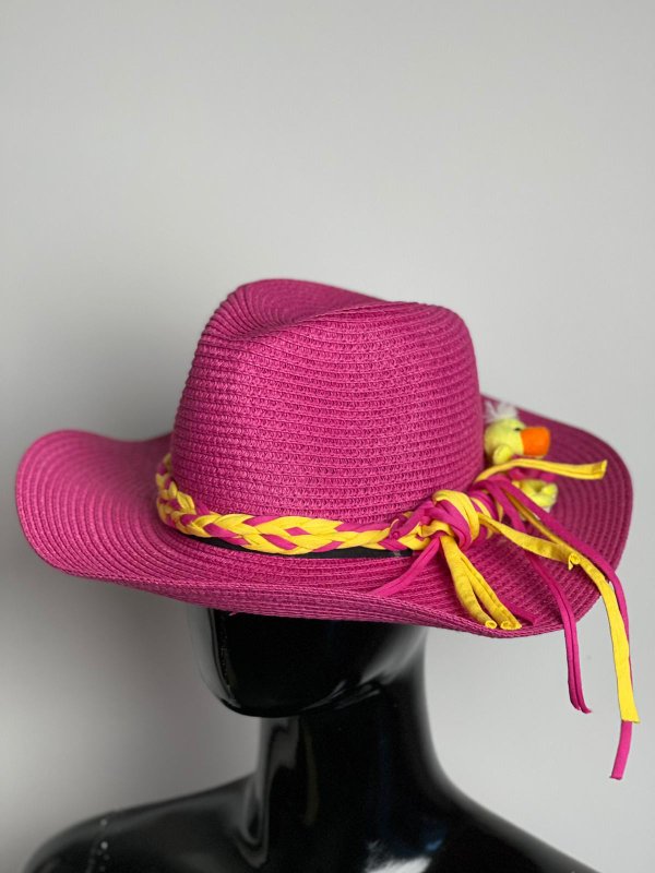 Di carattere questo cappello fucsia con dettagli colorati.