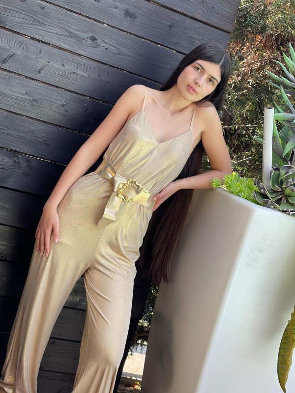 Jumpsuit dorata con cintura in gradazione.