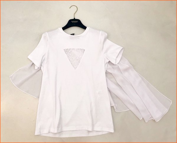 T-shirt bianca inserto pizzo con mantella in voille dietro. Les Bourdelles Des Garcons.