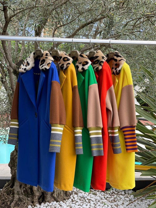 Cappotti coloratissimi con collo in ecopelliccia animal style e polsi in maglia.