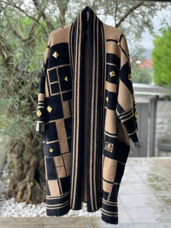 Cappotto in caldissima lana fantasia geometrica con applicazioni di borchie dorate.
