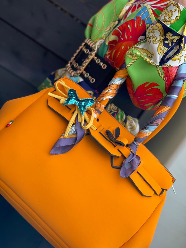 Borsa arancio e camicia tropical fantasy.