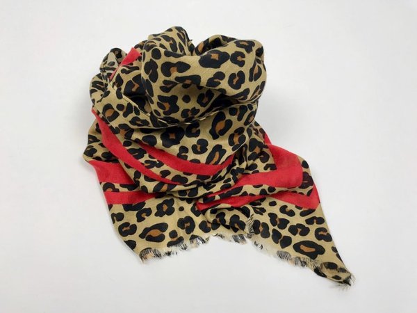 Pashmina animalier con finitura rossa.