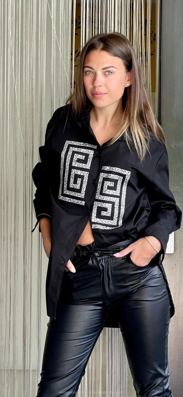 Camicia in cotone nera con applicazioni in swarovski.