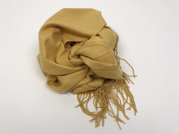 Pashmina con frange giallo ocra.