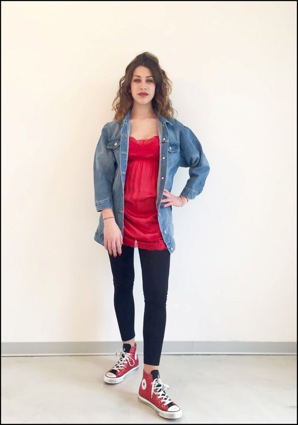 Giaccotto lungo in jeans con sottoveste rossa pizzo e leggings nero. Sneakers in paillettes rosse.