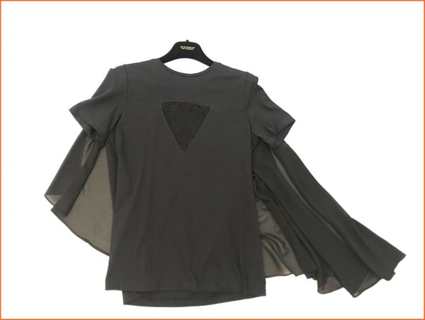 T-shirt nera inserto pizzo con mantella in voille dietro. Les Bourdelles Des Garcons.