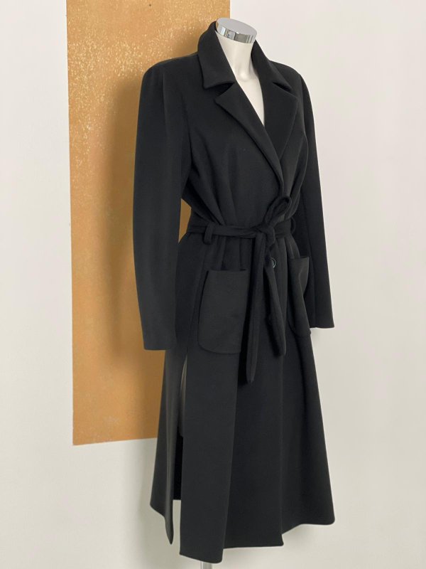 Cappotto nero con spacchi e cintura.