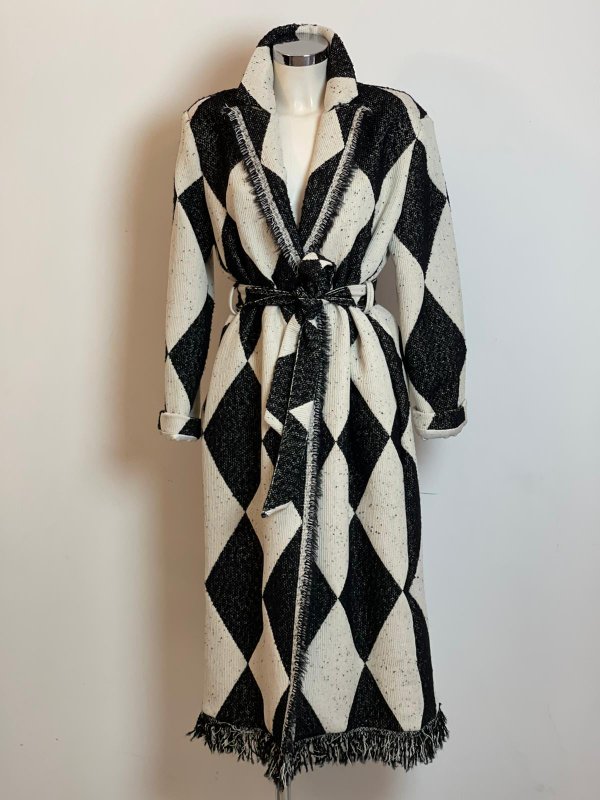 Cappotto a rombi con frange e cintura.