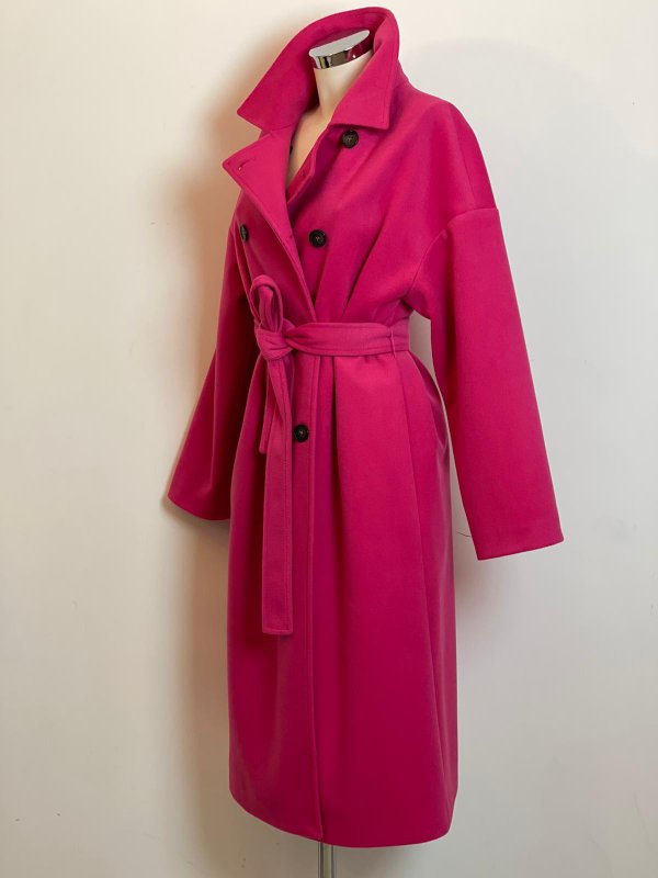 Cappotto midi fucsia con cintura.