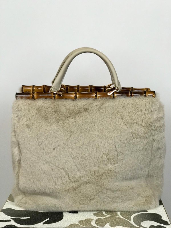 Borsa beige in ecopelliccia con dettaglio in bamboo. (misura grande)