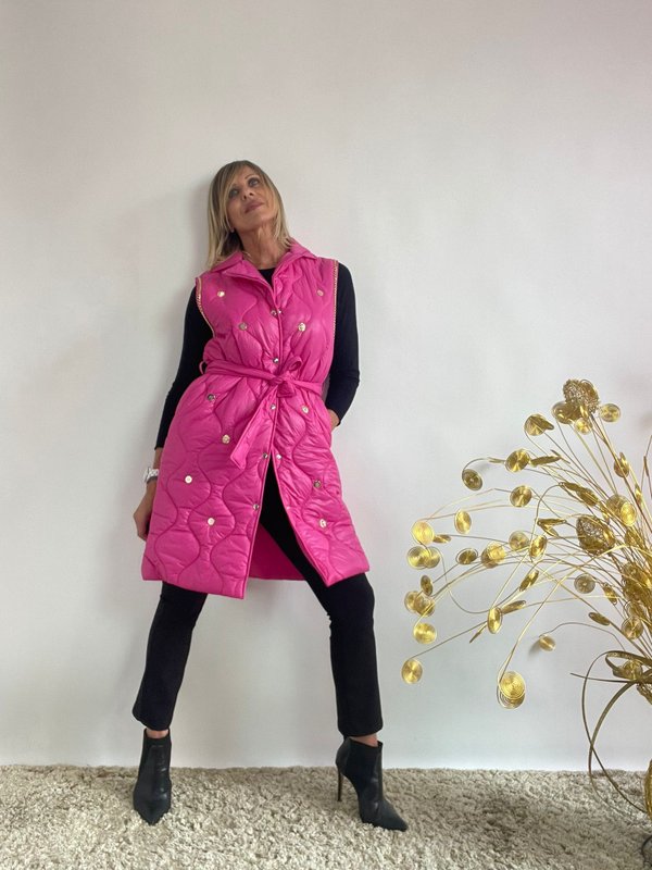 Gilet fucsia con catene e dettagli dorati