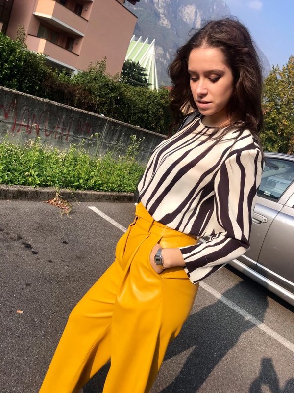 Pantalone vita alta in ecopelle giallo e camicia animalier Memjs.