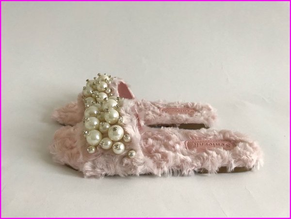 Ciabattina rosa con perle. 