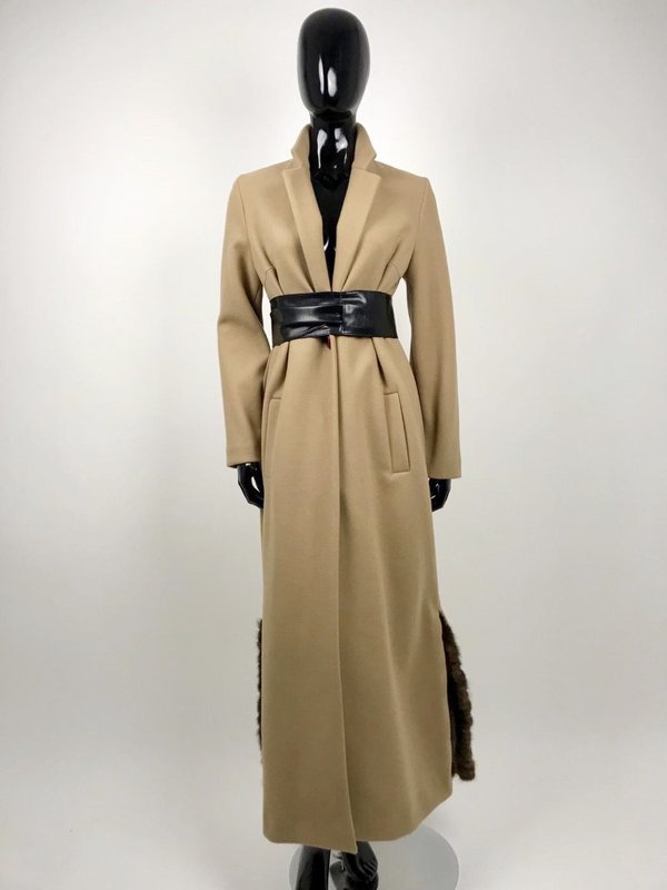 Cappotto cammello Maryley con spacchi visone e cintura in ecopelle nera.