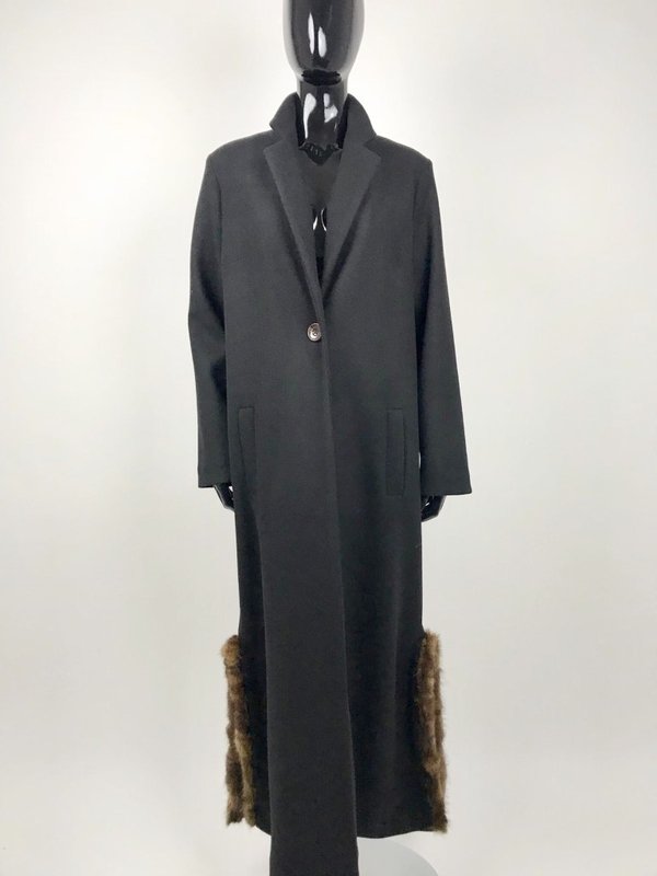 Cappotto nero Maryley con visone sugli spacchi.