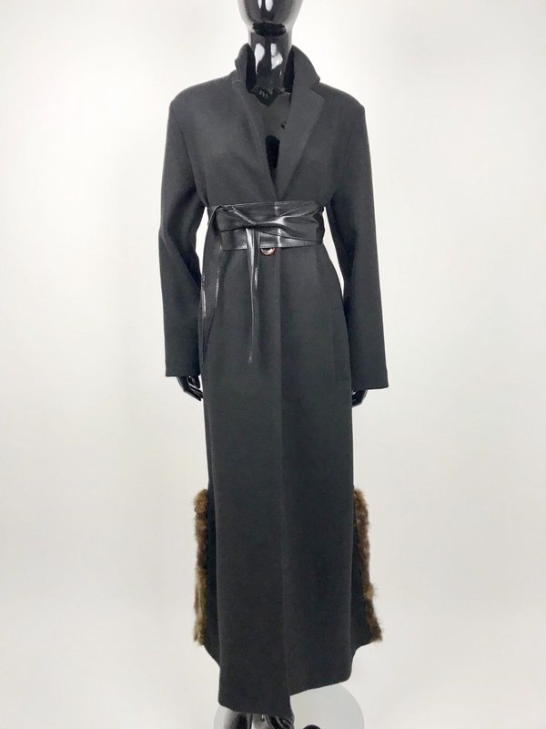 Cappotto nero con spacchi visone e cintura ecopelle. Maryley.