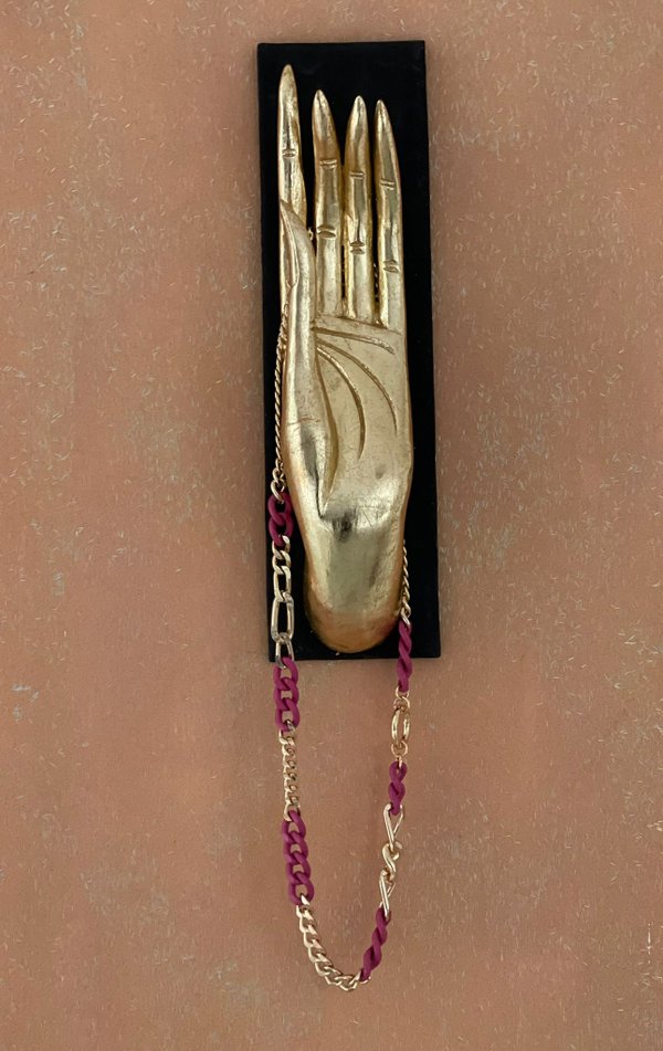 Collana lunga catena con inserti fucsia.