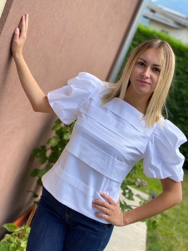 Camicia bianca con manica sbuffo.