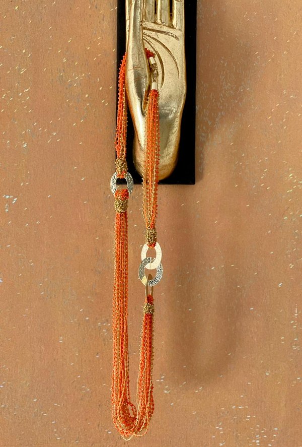 Collana lunga con corallini arancio e anelli dorati.