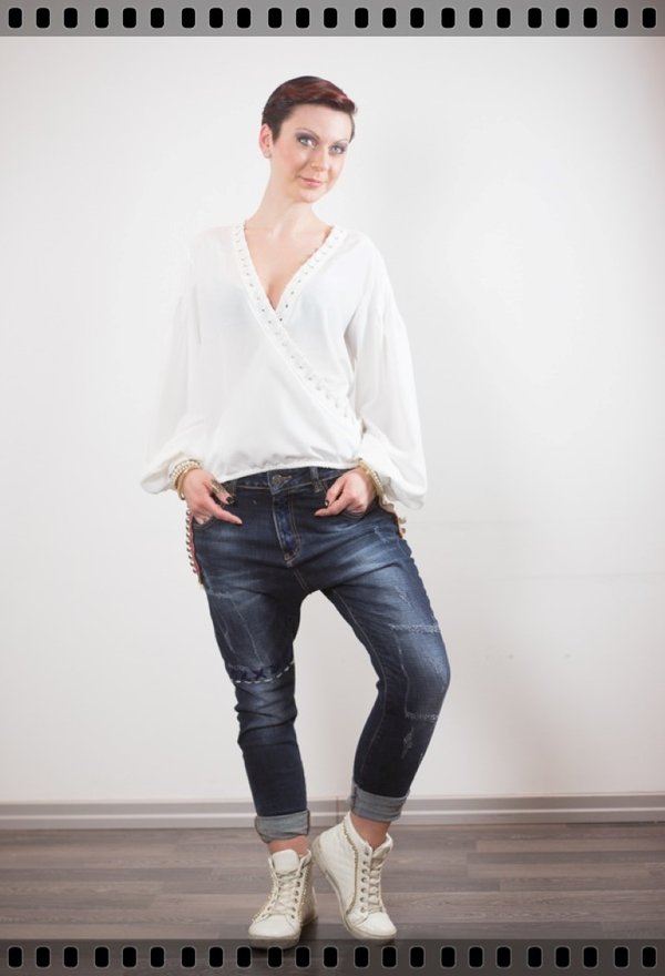 Jeans boyfriend con camicia intrecci bianca. ( Carisma Parrucchieri )