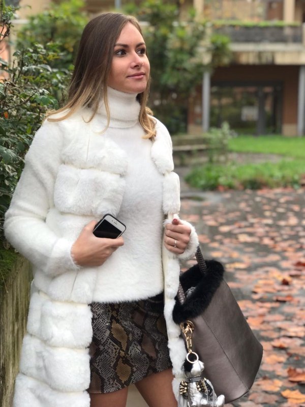 Gilet in ecopelliccia e dolcevita bianca Corsaro, mini pitonata e borsa grigia Vicolo.