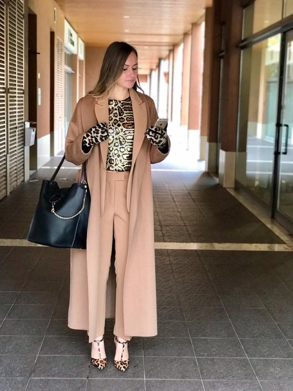 Cappotto, pantalone e crop top animal print Vicolo,guanti Eclipse e borsa nera.