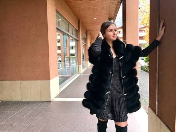 Gilet in volpe nera Roberta Biagi e abitino in lurex nero Vicolo.