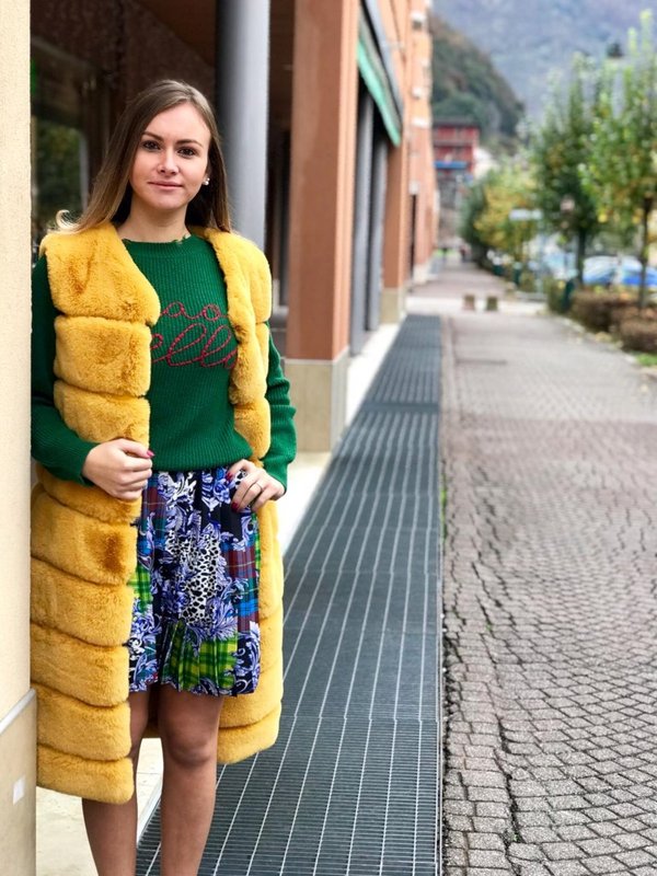 Gilet in ecopelliccia Corsaro con maglioncino verde e gonna plissè fantasia 