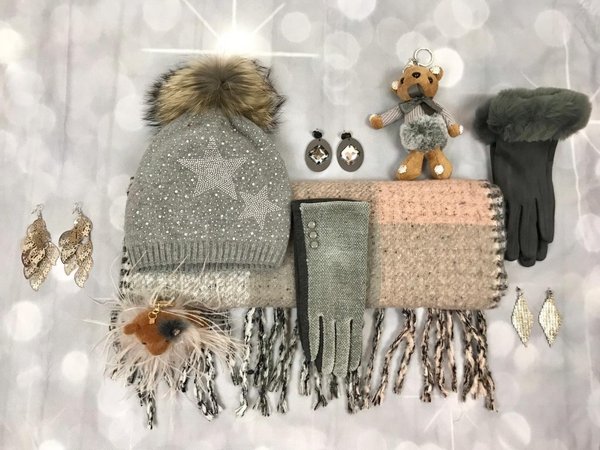 Sciarpa frange, berretta pon pon volpe, guanti polso ecologico,charms teddy, orecchini, guanti bottoncini e charms teddy con piume.