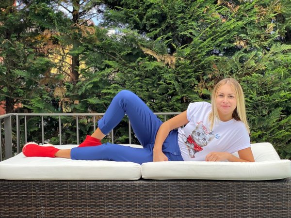 Pantalone blu con cat t-shirt e sneakers rosse.