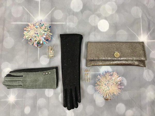 Guanti grigi, guanto lungo swarovski, pochette argentata, bracciali in strass e charms STAR.