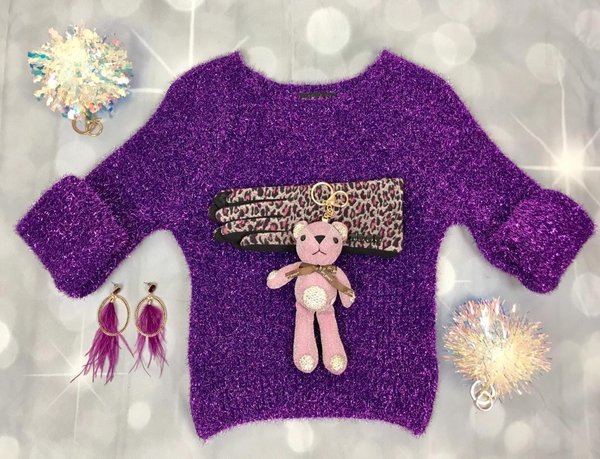 Maglioncino effetto STAR LIGHT, charms teddy, guanto leopard print, orecchini piume e charms STAR LIGHT.