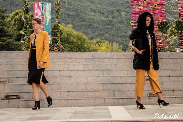Outfit giallo nero per Memjs. Camilla e Jessica Models.