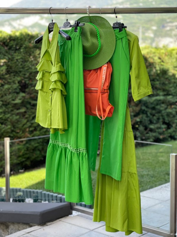 Top, gonnellone, pantalone, cappello e abito lungo verde lime, zainetto arancio