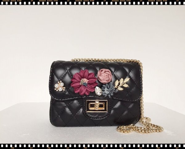 Mini Bag nera con fiori e tracolla dorata. ( 12x18x7 )
