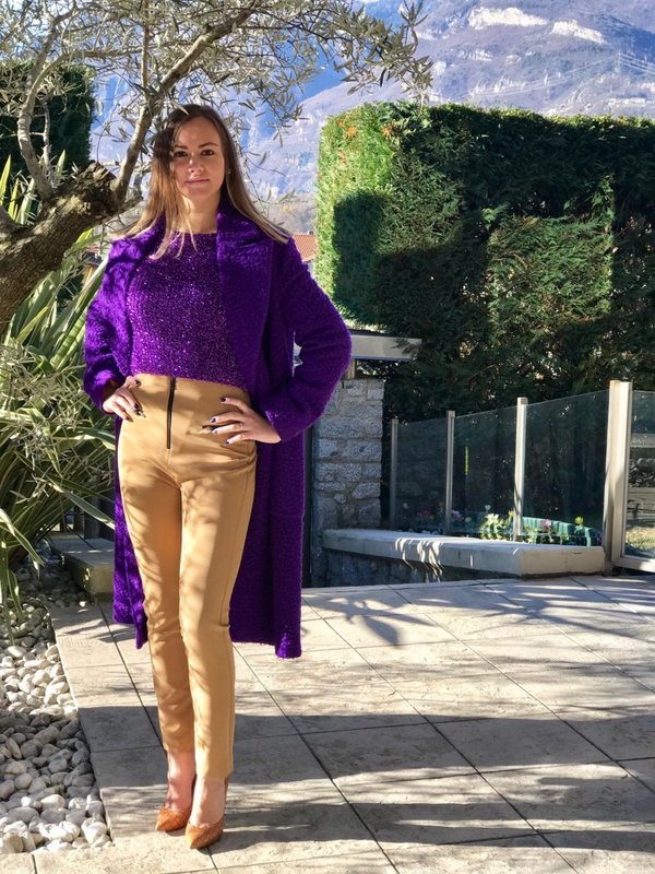 Pantalone vita alta cammello con maglioncino e cappotto viola.